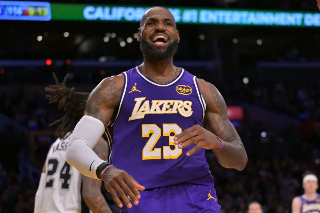 kornet spurs - ilustrasi berita Kornet Spurs Kirim Ajakan Kocak ke LeBron James Saat Masa Free Agency